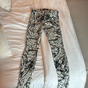 Jbrand black and white patterned mid-rise stretch skinny jeans size 28